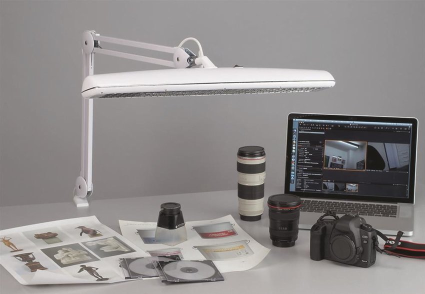 Lampka energooszczędna na biurko MAULatelier 3x14W mocowana zaciskiem biała